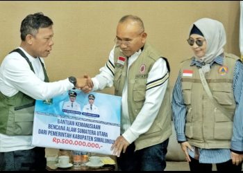 Bupati Simalungun, Dr H Anton Achmad Saragih Serahkan Bantuan Kemanusiaan Kepada Korban Bencana di Tapteng.