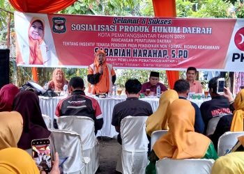 Anggota DPRD Pematangsiantar Dari Fraksi Nurani Keadilan Sabariah Harahap, S. Pd Dorong Kesejahteraan Guru Agama Nonformal di Acara Sosialisasi Ranperda Insentif Tenaga Pendidik Nonformal.