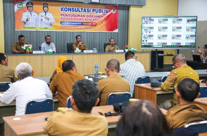 Wali Kota Pematangsiantar Wesly Silalahi, SH, MKn Diwakili Sekda Junaedi Antonius Sitanggang Buka kegiatan Konsultasi Publik Penyusunan Dokumen Kajian Risiko Bencana.