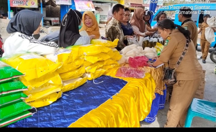 Pemko Pematangsiantar Gelar Pasar Murah Menghadapi Hari Besar Keagamaan Nasional (HBKN) Natal 2025 & Tahun Baru 2026.