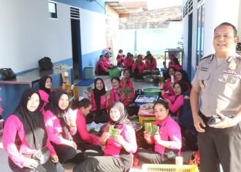 Bhayangkari Peduli, Polres Simalungun Gelar Dapur Umum, Siapkan Ribuan Makanan untuk Korban Banjir & Longsor Sumut.