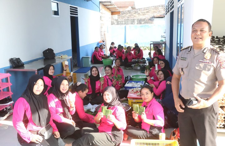 Bhayangkari Peduli, Polres Simalungun Gelar Dapur Umum, Siapkan Ribuan Makanan untuk Korban Banjir & Longsor Sumut.
