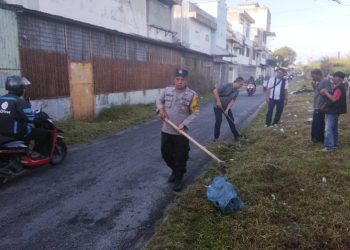 Bhabinkamtibmas Polsek Siantar Barat Gotong Royong Bersama.