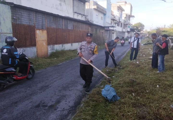 Bhabinkamtibmas Polsek Siantar Barat Gotong Royong Bersama.