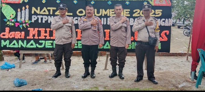 Jaga Khidmat Ibadah, Polsek Tanah Jawa Amankan Perayaan Natal PTPN IV Balimbingan, Pastikan Ratusan Jemaat Beribadah Dengan Tenang.