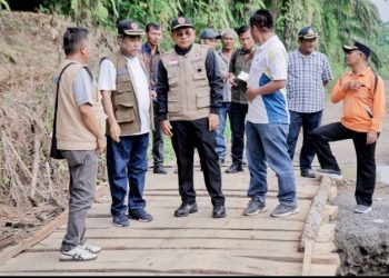 Tinjau Jalan Putus Akibat Longsor, Bupati Simalungun Himbau Masyarakat Untuk Berhati - Hati.