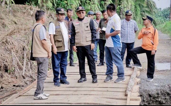 Tinjau Jalan Putus Akibat Longsor, Bupati Simalungun Himbau Masyarakat Untuk Berhati - Hati.