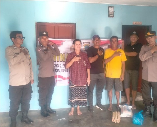 Polsek Tanah Jawa Bagikan Sembako di Minggu Kasih, Warga Balimbingan Terima Bantuan Paket Lengkap.