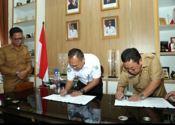 Wali Kota Pematangsiantar Wesly Silalahi, SH, MKn Menandatangani Nota Kesepakatan Dengan Kepala BPJS Kesehatan Cabang Pematangsiantar dr Kiki Chrismar Marbun, AAK.