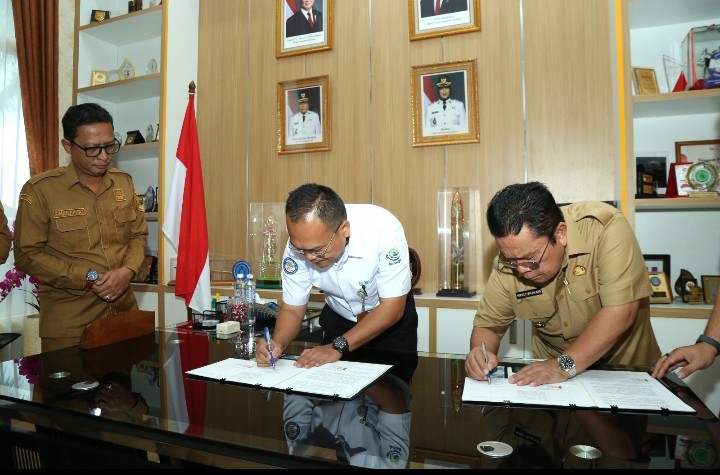 Wali Kota Pematangsiantar Wesly Silalahi, SH, MKn Menandatangani Nota Kesepakatan Dengan Kepala BPJS Kesehatan Cabang Pematangsiantar dr Kiki Chrismar Marbun, AAK.