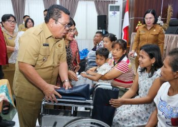Wali Kota Wesly Silalahi, SH, MKn Serahkan Bingkisan Natal Kepada Petugas Kebersihan & Penyandang Disabilitas.