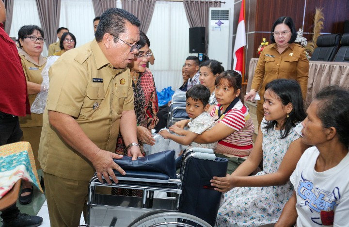 Wali Kota Wesly Silalahi, SH, MKn Serahkan Bingkisan Natal Kepada Petugas Kebersihan & Penyandang Disabilitas.