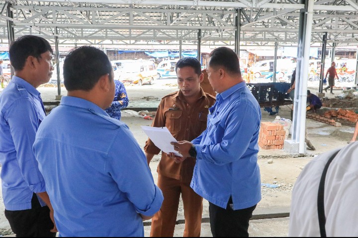 Wali Kota Pematangsiantar Wesly Silalahi, SH, MKn Diwakili Sekda Junaedi Antonius Sitanggang, SSTP, MSi Tinjau Percepatan Pemindahan Pedagang Gedung IV Pasar Horas Ke Lokasi Kios Darurat.