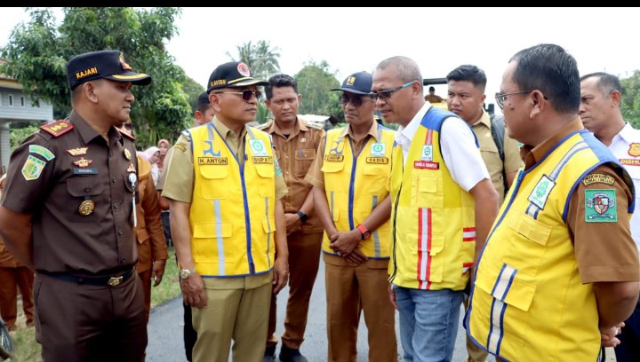 Tinjau Kegiatan Pekerjaan Jalan di Kecamatan Tapian Dolok dan Bandar Huluan, Bupati Simalungun : "Mari Bersama-sama Kita Rawat Jalan Ini".