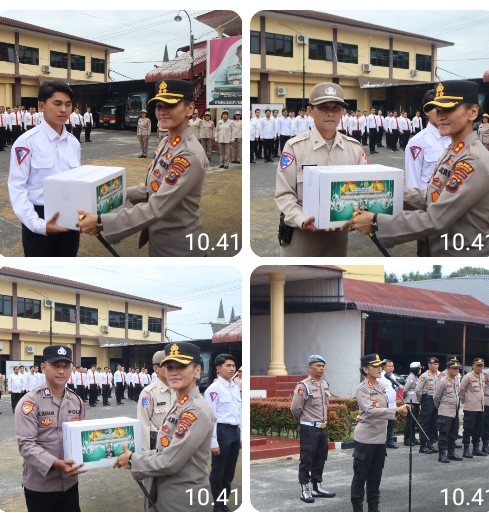 Kapolres Pematangsiantar Pimpin Apel Jam Pimpinan Dirangkai Dengan Pemberian Bingkisan Natal Kepada Personil.