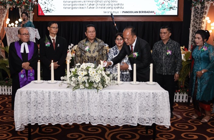 Wali Kota Pematangsiantar Wesly Silalahi, SH, MKn Hadiri Perayaan Natal Keluarga Besar Perumda Air Minum Tirta Uli di Hotel Sapadia.