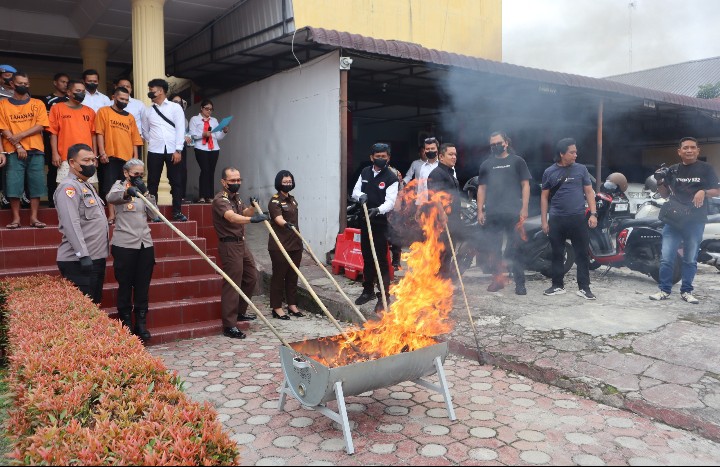 Kapolres Pematangsiantar Pimpin Pemusnahan Barang Bukti Ganja 1.906,85 Gram.