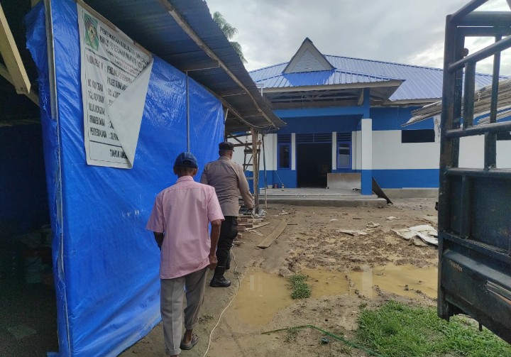 Pembangunan SPPG Polsek Tanah Jawa Makin Maju, Kapolsek Pantau Langsung Progres Pengerjaan.