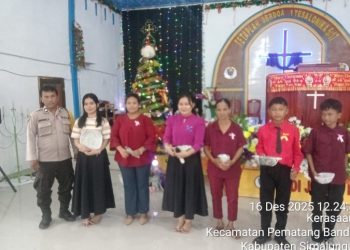 Bhabinkamtibmas Polsek Perdagangan Hadiri Perayaan Natal SMP Yayasan Kerasaan, Berikan Pesan Kamtibmas di Tengah Kegembiraan Siswa.