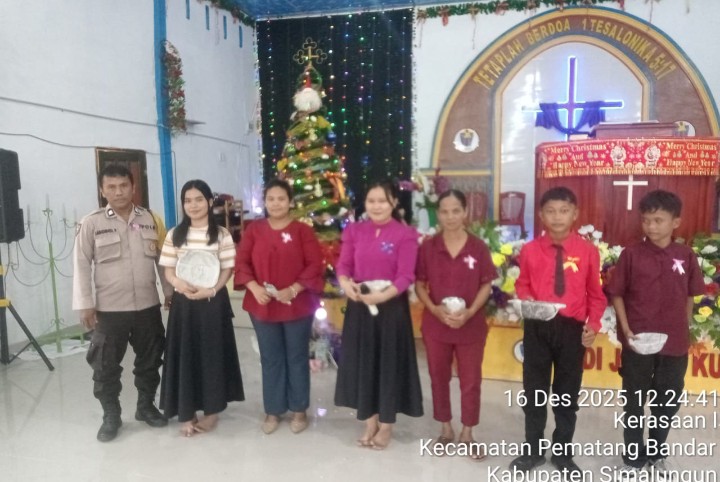 Bhabinkamtibmas Polsek Perdagangan Hadiri Perayaan Natal SMP Yayasan Kerasaan, Berikan Pesan Kamtibmas di Tengah Kegembiraan Siswa.