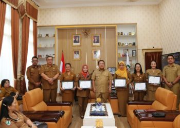 Wali Kota Pematangsiantar Wesly Silalahi, SH, MKn Serahkan Piagam Penghargaan Kepada Lima Puskesmas Dengan Nilai Tertinggi Hasil Penilaian Mandiri Penyelenggaraan Pelayanan Publik.