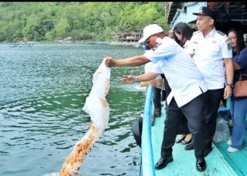 Bantu Peningkatan Hasil Tangkapan Nelayan Tradisional, Pemkab Simalungun Gelar Kegiatan Restocking di Danau Toba.