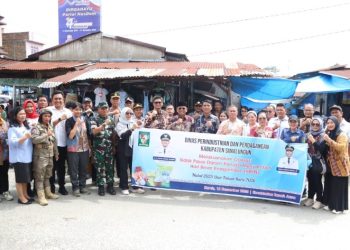 Kapolsek Tanah Jawa Dampingi Bupati Simalungun Sidak Harga Sembako Jelang Natal, Stok Aman & Harga Terkendali.