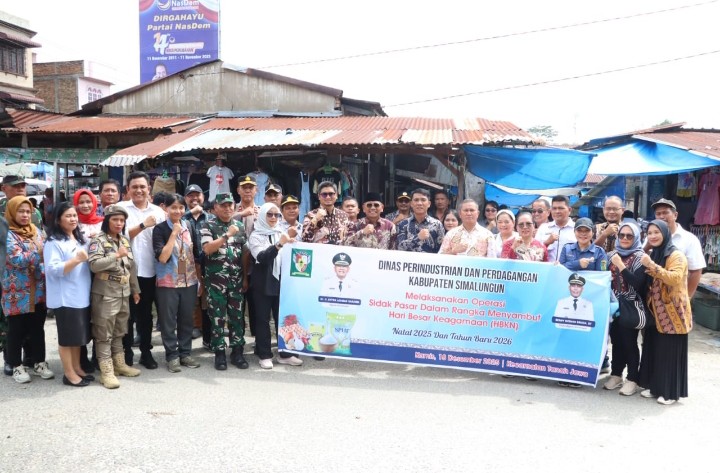 Kapolsek Tanah Jawa Dampingi Bupati Simalungun Sidak Harga Sembako Jelang Natal, Stok Aman & Harga Terkendali.