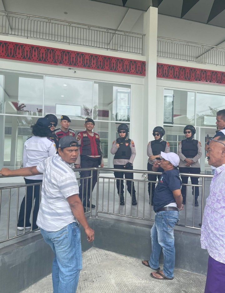 Berikan Rasa Aman dan Nyaman, Srikandi Polwan Polres Pematangsiantar Patroli Dialogis di Terminal Tanjung Pinggir.