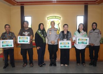Kapolres Pematangsiantar Serahkan Bingkisan Kepada Wartawan Unit Yang Rayakan Natal 2025.