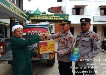 Peduli Korban Bencana, Polsek Tanah Jawa Salurkan Bantuan Lewat Tuan Guru Batak.