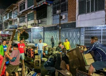 Para Pedagang Sudah Mulai Memindahkan Lapak Berjualannya Dari Pinggir Jalan Merdeka Ke Kios Darurat di Lokasi Eks Gedung IV Pasar Horas.