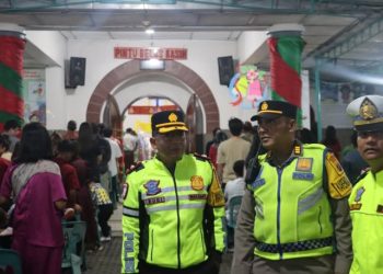 Wakapolres Pematangsiantar Pimpin Patroli Pengamanan Gereja Malam Natal 2025.