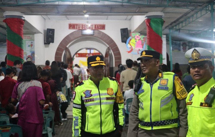 Wakapolres Pematangsiantar Pimpin Patroli Pengamanan Gereja Malam Natal 2025.