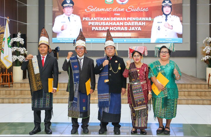Wali Kota Pematangsiantar Wesly Silalahi, SH, MKn Lantik Tiga Dewan Pengawas PD PHJ Periode 2025 - 2028.