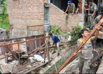 Pemko Pematangsiantar Bongkar Bangunan Liar Yang Berada di DAS di Jalan Jawa Depan Masjid Taqwa, Kelurahan Bantan Kecamatan Siantar Barat.