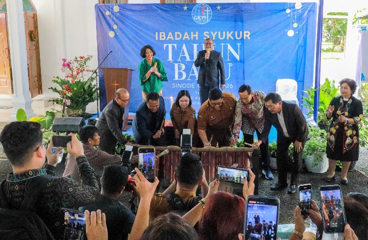 Wali Kota Pematangsiantar Wesly Silalahi, SH, MKn Diwakili Staf Ahli Bidang Pemerintahan Dra Happy Oikumenis Daely Hadiri Acara Ibadah Syukur Tahun Baru Sinode GKPI Tahun 2026.