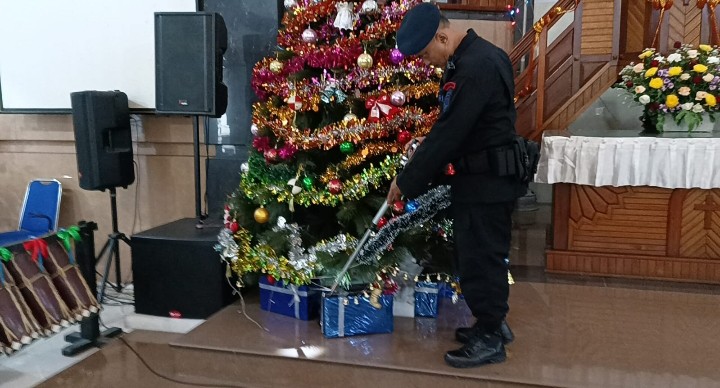 Polres Pematangsiantar Bersama Sat Brimob Sterilisasi Gereja Prioritas Jelang Ibadah Pergantian Tahun.