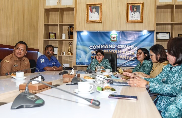 Ketua TP PKK Kota Pematangsiantar Ny Liswati Wesly Silalahi Beserta Jajaran Serahkan Bantuan Kepada TP PKK Kota Sibolga Melalui Zoom Meeting.