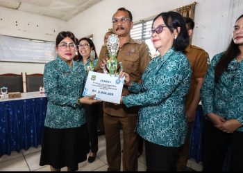 Ketua TP PKK Kota Pematangsiantar Ny Liswati Wesly Silalahi Serahkan Hadiah Lomba PKK Tingkat Kota Pematangsiantar.