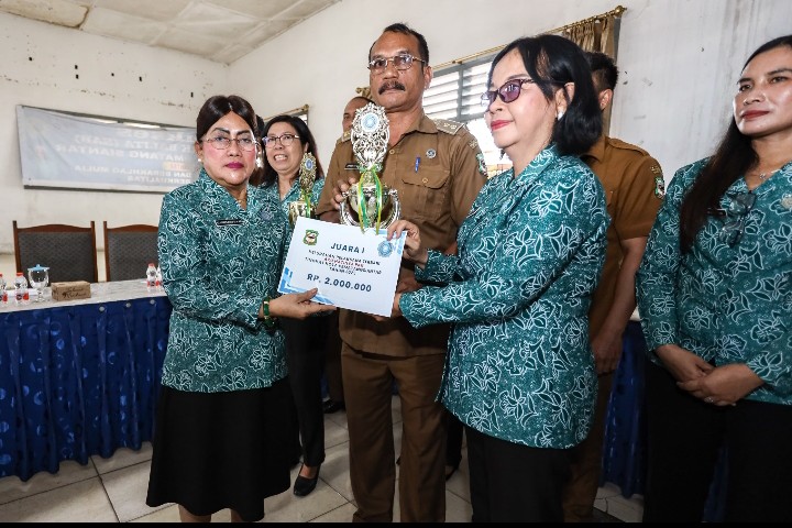 Ketua TP PKK Kota Pematangsiantar Ny Liswati Wesly Silalahi Serahkan Hadiah Lomba PKK Tingkat Kota Pematangsiantar.
