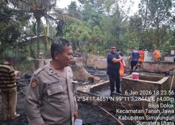 Respons Cepat Polsek Tanah Jawa Tangani Kebakaran Rumah Warga Lansia di Baja Dolok.