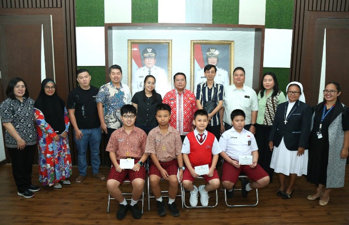 Wali Kota Pematangsiantar Wesly Silalahi, SH, MKn Terima Kehadiran Para Siswa Berprestasi.