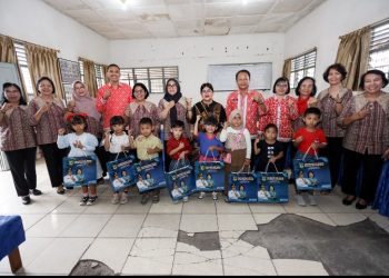 Ketua TP PKK Kota Pematangsiantar Yang Juga Ketua Penyelenggaran PAUD SAB Kota Pematangsiantar Ny Liswati Wesly Silalahi Serahkan Secara Simbolis Seragam & Pakaian Olahraga Kepada Murid PAUD SAB.