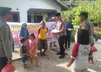 Jumat Berkah Polsek Tanah Jawa : Kapolsek Kompol Asmon Bufitra Serahkan Sembako kepada Warga Kurang Mampu.