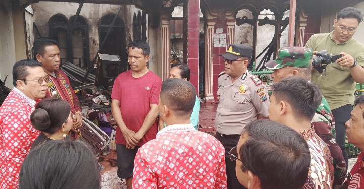 Kapolseķ Siantar Selatan Bersama Walikota Pematangsiantar Kunjungi Warga Korban Kebakaran.