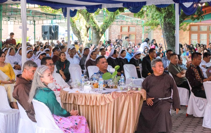 Wali Kota Pematangsiantar Wesly Silalahi, SH, MKn Diwakili Sekda Junaedi Antonius Sitanggang, SST, MSi Hadiri Acara Syukuran Dedikasi Altar Gereja Paroki St Fransiskus Asisi Jalan Medan, Pelantikan Sinodal Paroki & Penerimaan Sakramen Krisma.
