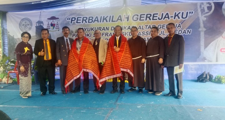 Wakil Ketua DPRD Pematangsiantar Ir. Daud Simanjuntak, MM Menerima Ulos Dari Panitia Perayaan.