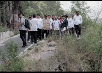 Bupati Simalungun Tinjau Jalan Longsor di Haranggaol : Gerak Cepat untuk Jalan Vital.