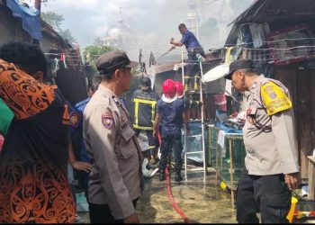 Polres Pematangsiantar Gerak Cepat Cek TKP Kebakaran Satu Unit Rumah di Jalan Kasuari.